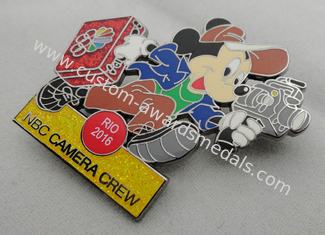 Distintivo di Pin di Disney delle troupe cinematografica di NBC da smalto in lega di zinco e sintetico, nichel nero, scintillio riempito