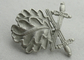 distintivi in lega di zinco del ricordo di forma di foglie 3D, distintivo commemorativo con la spada trasversale con nichelatura nebbiosa