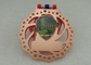 Il karatè assegna le medaglie, sport su ordinazione che eseguono la medaglia dei premi del ciclo dello smalto